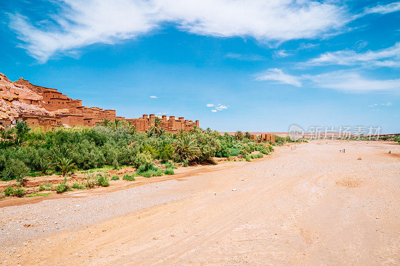 摩洛哥的Ait Ben Haddou ighrem(要塞村庄)，一个阳光明媚的日子，背景是晴朗的蓝天。